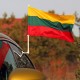Lietuvos valstybės vėliavėlė automobiliui, 30x50 cm, su plastikiniu koteliu